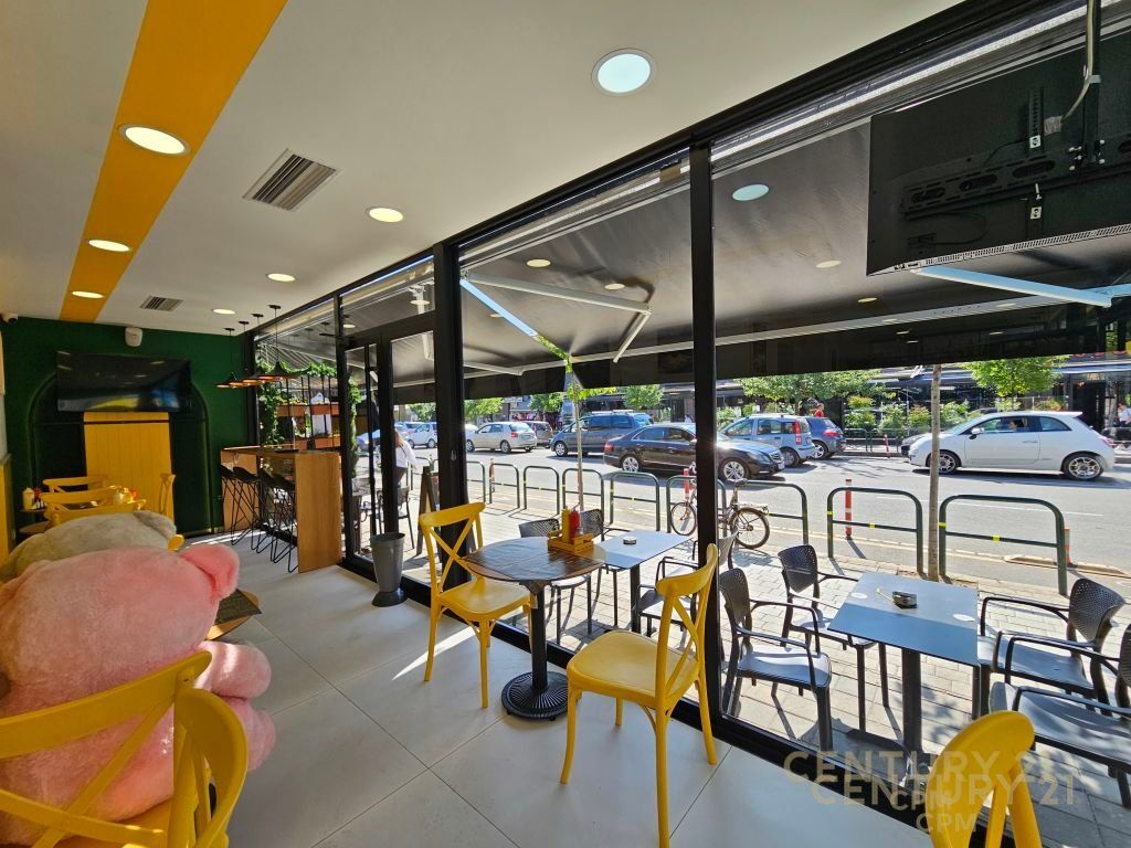 Ambient komercial ne rruge kryesore per shitje tek Komuna e Parisit !