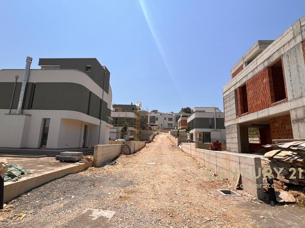 VENDIAMO VILLA A FARKË VICINO AL LAGO 637,500 €