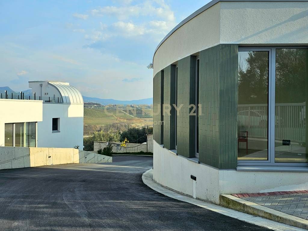 VILLA INDIVIDUALE SU 3 PIANI IN VENDITA A FARKE