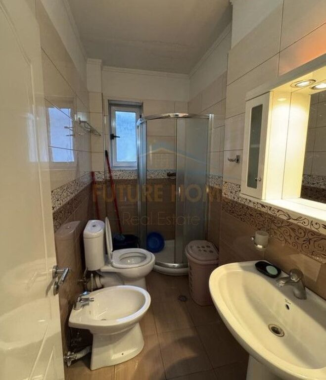 Shitet, Duplex 2+1+2, Rruga e Dibres, Tiranë.