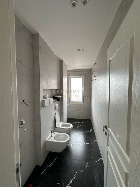 Shitet apartament 2+1+2 me post parkimi – Rezidenca Mirabella 220,000 € Sip. Totale  109m2