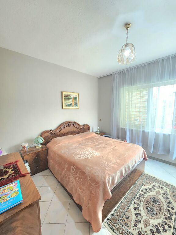 Jepet Me Qera Apartament 3+1+3 Ballkone