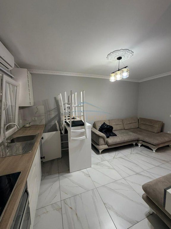 Shitet, Apartament 2+1+2, Rruga e Barrikadave, Tiranë