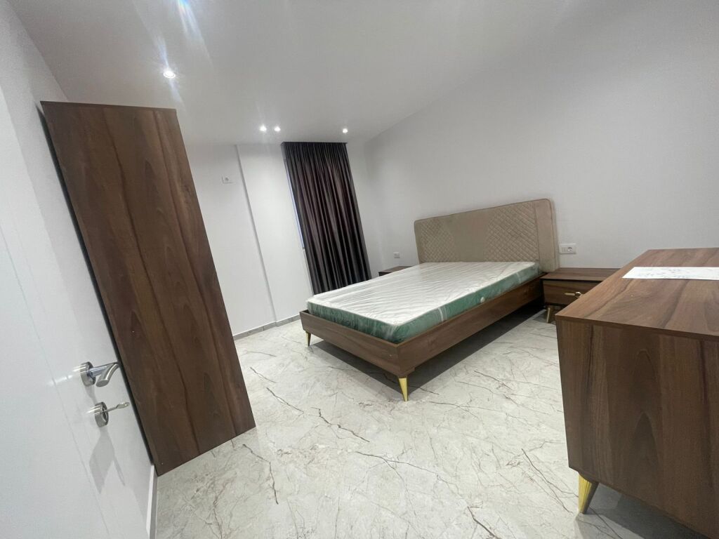 🏠Dopo l'Ospedale Americano 2 si affitta il secondo piano di una villa 2+1, appena arredata. 60.000 Leke