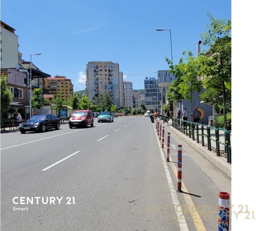 Ambient komercial ne rruge kryesore per shitje tek Komuna e Parisit !