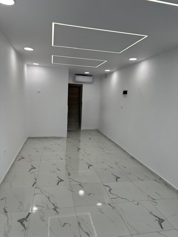 Affittasi negozio in via BUDI, vicino all'ambasciata americana. 400 € /Mese