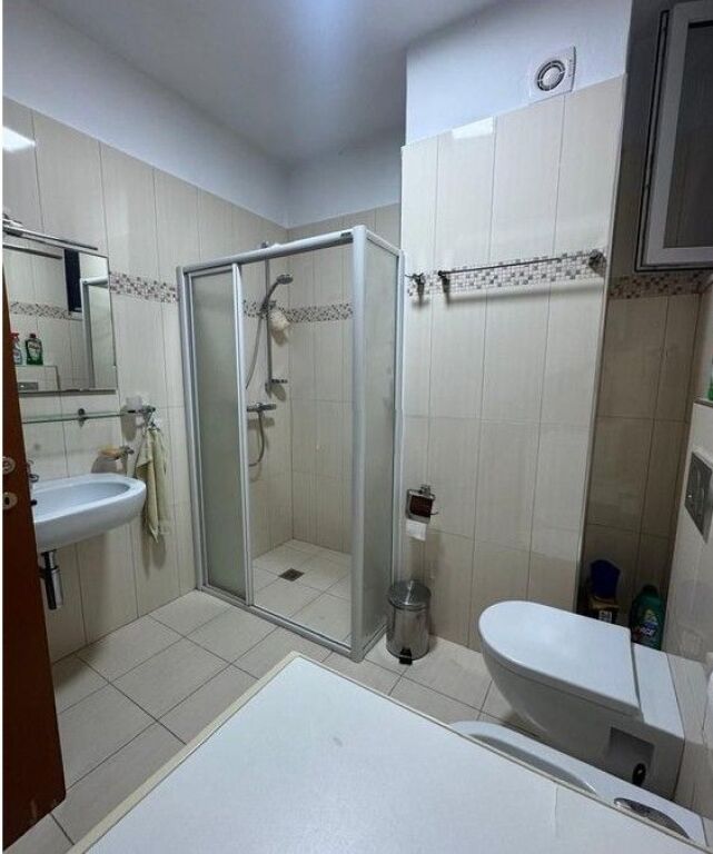 Jepet me qira apartament 2+1 te Atsh prane Pazarit te Ri