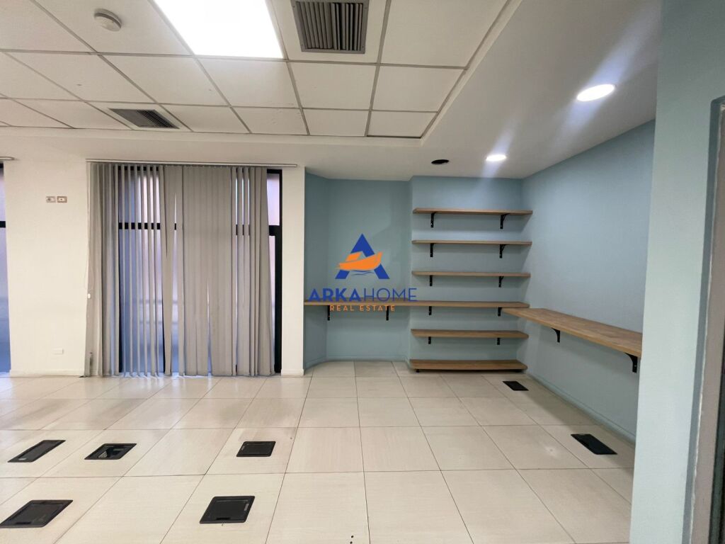 JEPET AMBIENT ZYRE ME QERA 820M2 "RRUGA KAVAJES , PERBALL DELIJORGJIT" 10.000 EURO