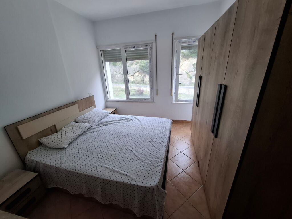 Jepet me Qera Apartament 1+1 tek Shkembi i Kavajes