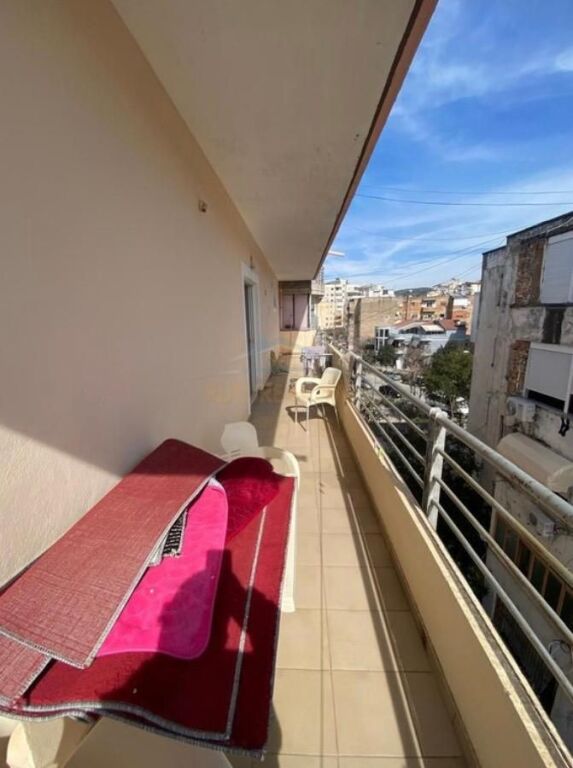 Shitet, Apartament 3+1+2 prane Kishes Ortodokse, Vlore.