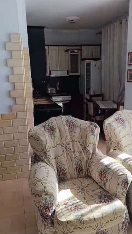 Jepet me qera apartament 2+1 i mobiluar tek Pallatet Cabej