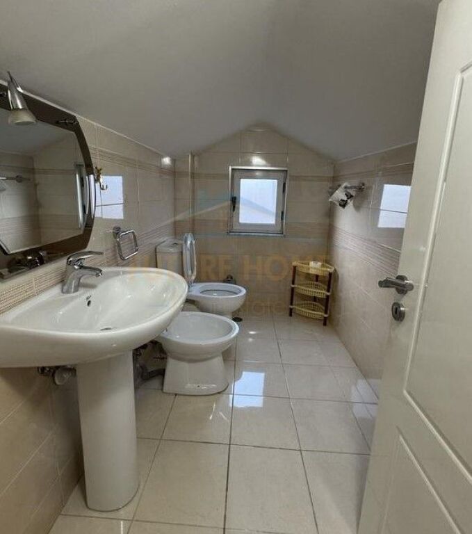 Shitet, Duplex 2+1+2, Rruga e Dibres, Tiranë.