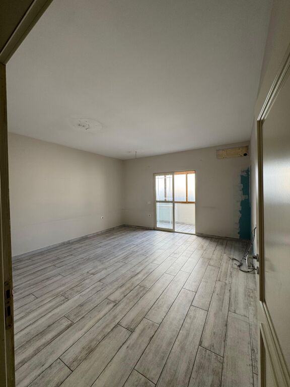 Edificio di 3 piani in vendita in Via Dibra vicino all'Ospedale Madre Teresa QSUT