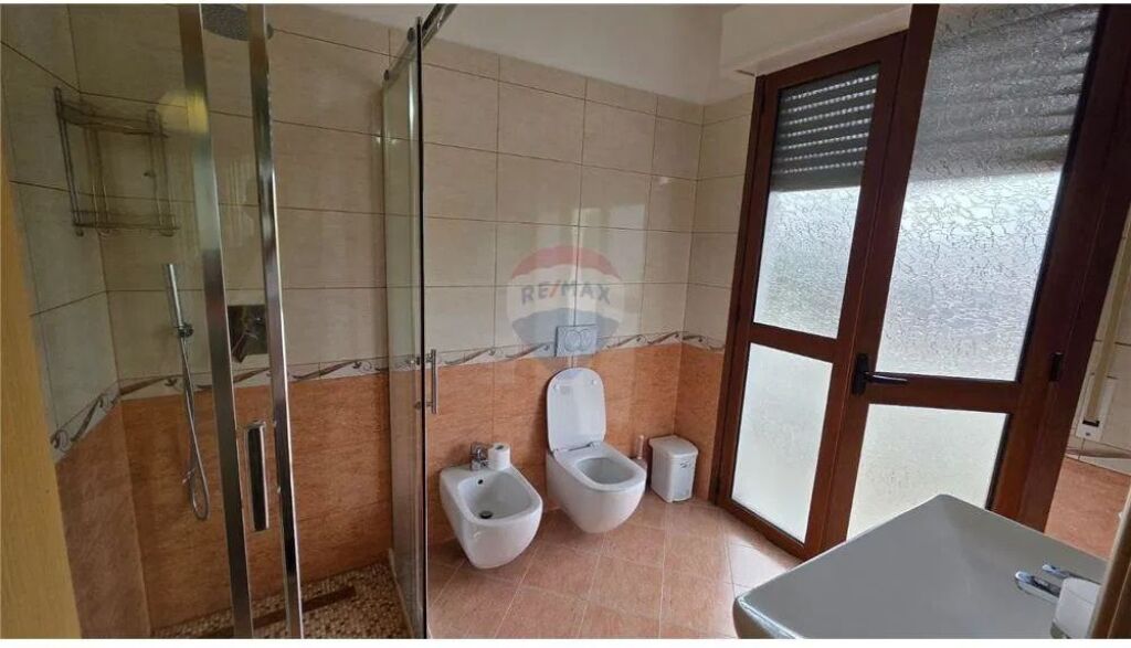 🏡 Vilë 3-Katëshe për Shitje – Pozicion Strategjik në Vlorë