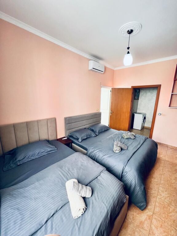 Jepet me Qera Apartament 1+1 Ne Plazh Hekurudha