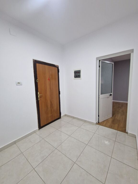 Dyqan me qera afer 21 Dhjetorit