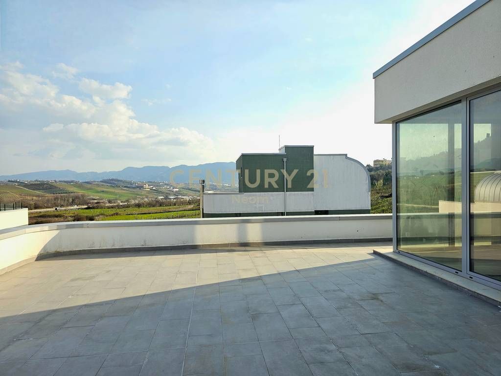 VILLA INDIVIDUALE SU 3 PIANI IN VENDITA A FARKE