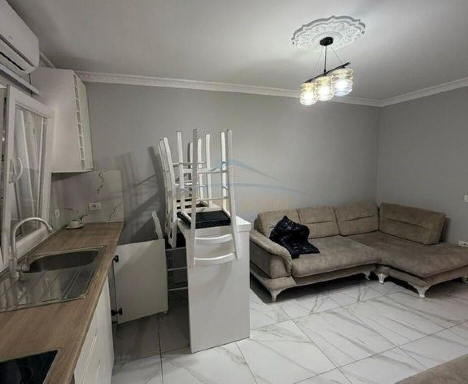 Shitet Apartament 2+1+2 ne rrugen e Barrikadave Tirane