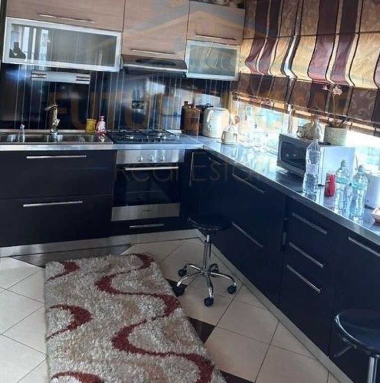 Qira, Apartament 2+1(i konvertuar), Rruga e Barrikadave, Tiranë