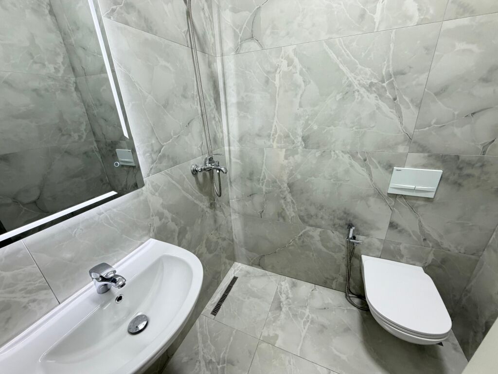 🏢 Jepet me Qera Apartament 2+1 – Zona 5 Maji  Ofrohet për qera një apartament 2+1 në zonën e 5 Majit, një nga zonat në zhvillim dhe me akses të mirë në qytet. Apartamenti është i organizuar në mënyrë funksionale dhe i përshtatshëm për familje ose për individë që kërkojnë komoditet dhe qetësi.  📍 Vendndodhja: Zona 5 Maji 🏠 Tipologjia: 2+1 💶 Çmimi: 700 mije leke/ muaj  Për më shumë informacion ose për një vizitë në pronë, ju lutemi na kontaktoni.