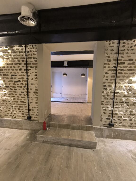 NEGOZIO IN AFFITTO 100 M2 VASIL SHANTO 100.000 LEKE FH-58941