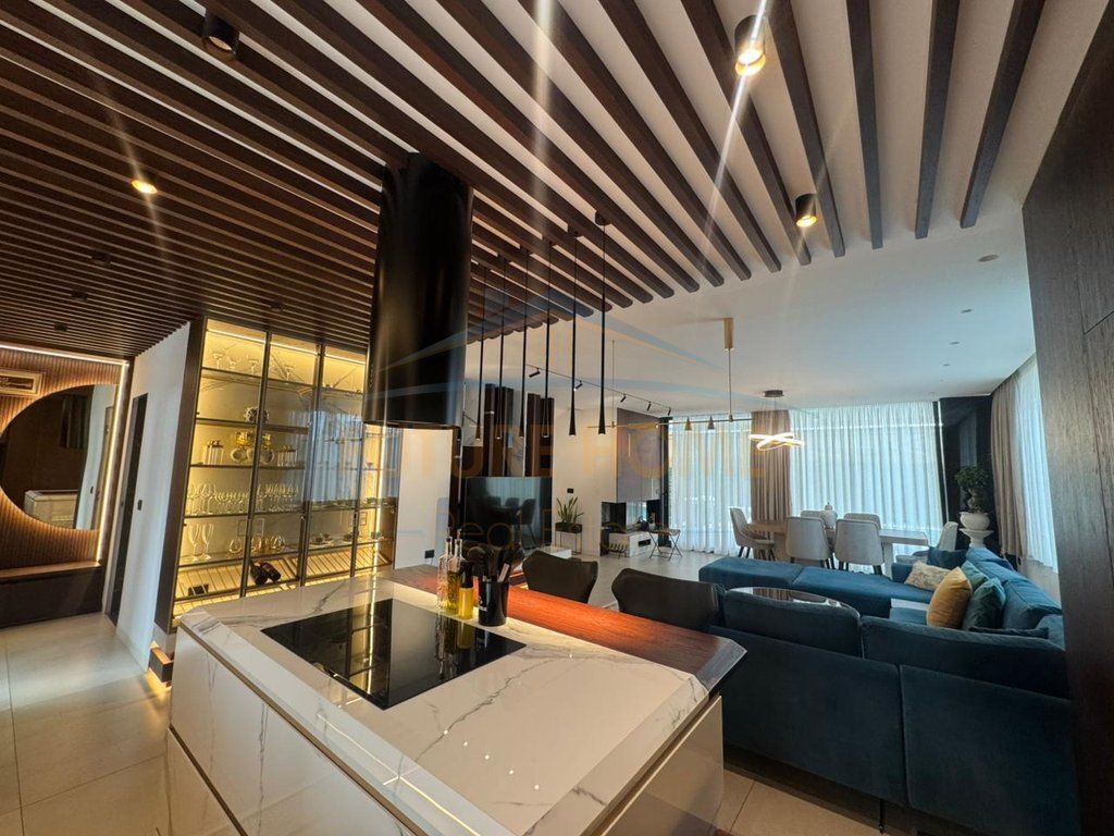 Shitet, Vilë e Bashkangjitur, "San Pietro Residence", Gjiri I Lalëzit