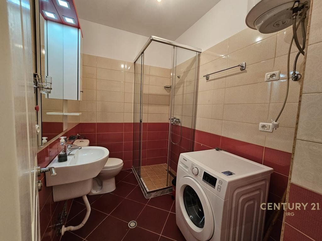 Apartament 2+1 tek Pallatet Cabej!