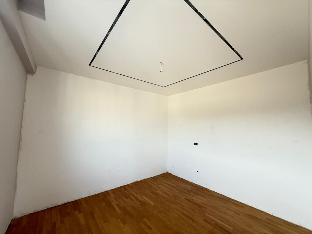 PENTHOUSE 3+1 +3 POSTE PARKIMI PER SHITJE TEK LIQENI I THATE