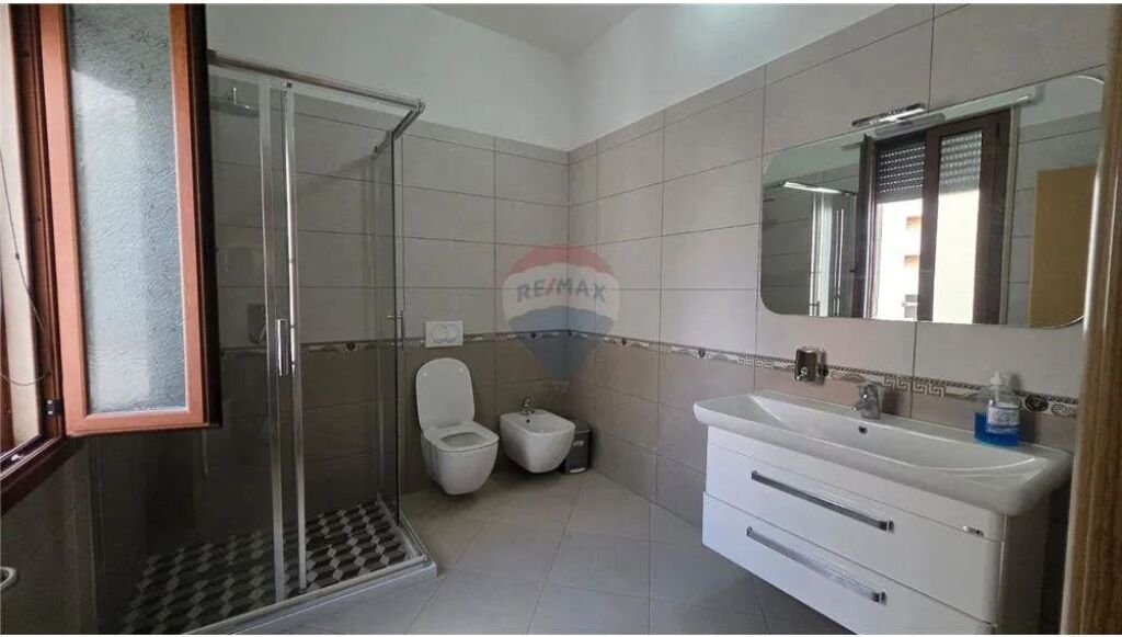 🏡 Vilë 3-Katëshe për Shitje – Pozicion Strategjik në Vlorë