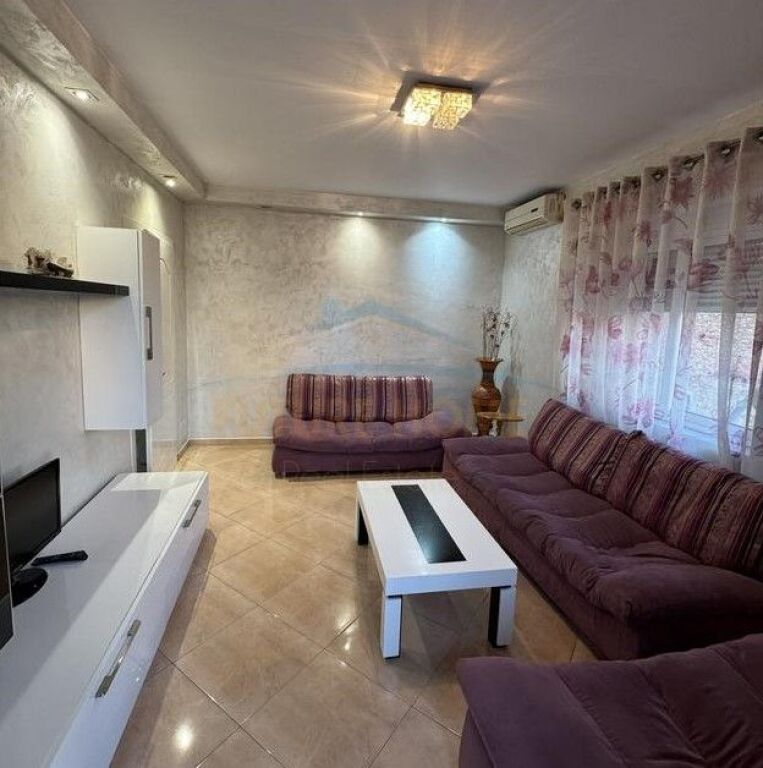 Shitet, Duplex 2+1+2, Rruga e Dibres, Tiranë.