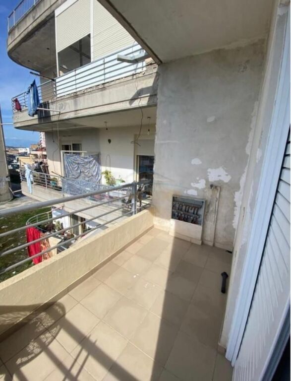 Shitet, Apartament 3+1+2 prane Kishes Ortodokse, Vlore.