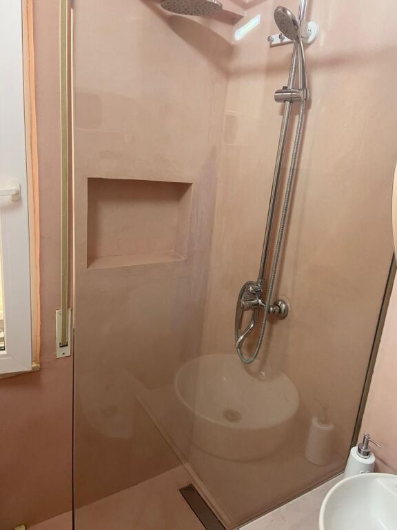 Jepet me Qera Apartament 1+1 tek Shkemi i kavajes