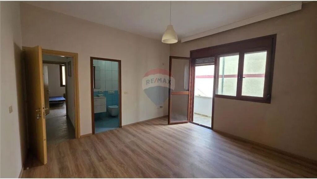 🏡 Vilë 3-Katëshe për Shitje – Pozicion Strategjik në Vlorë