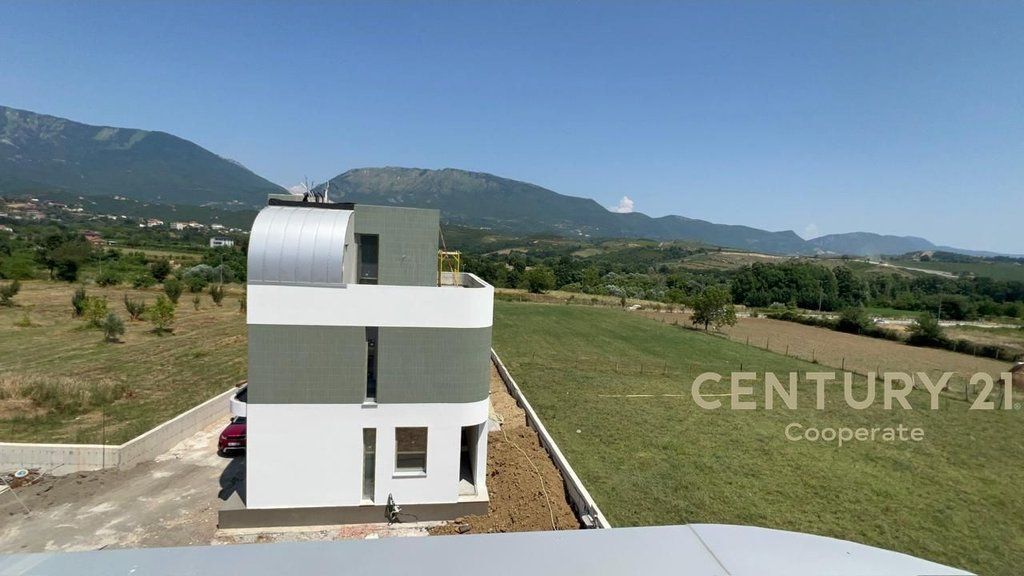 VENDIAMO VILLA A FARKË VICINO AL LAGO 637,500 €