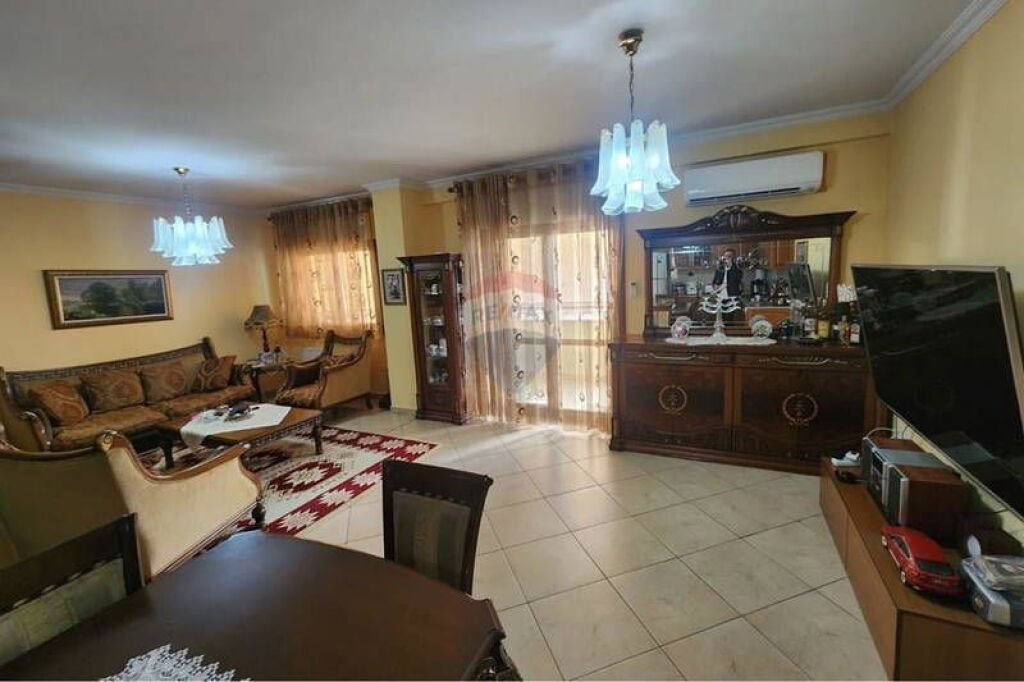 Apartament 3+1+2 per shitje Komuna e Parisit