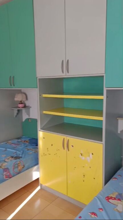 Jepet me qera apartament 2+1 i mobiluar tek Pallatet Cabej