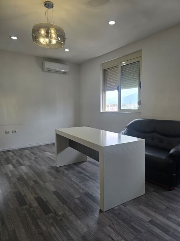 Jepet me qera zyre tek Rr Kavajes