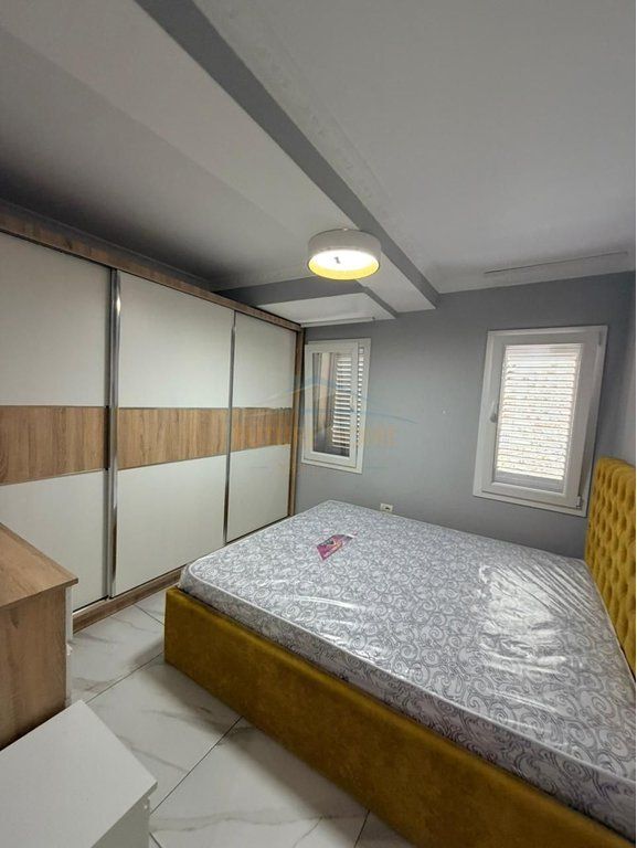 Shitet, Apartament 2+1+2, Rruga e Barrikadave, Tiranë
