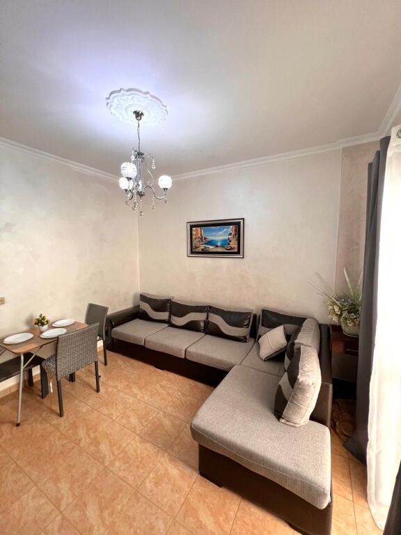 Jepet me Qera Apartament 1+1 Ne Plazh Hekurudha