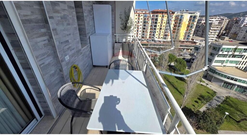 Apartament 1+1prane portit,Vlore