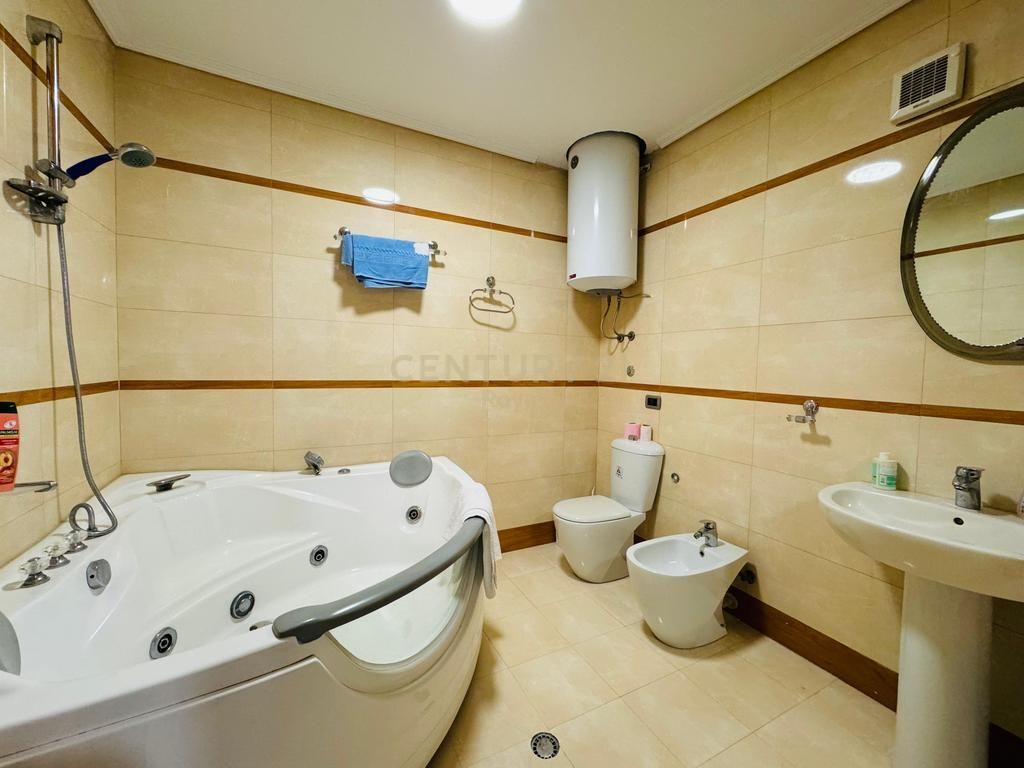 Vendesi in vendita 2+1 vicino alla via Martiri del 4 Febbraio