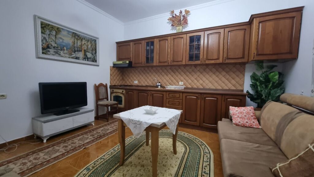 Jepet me qira apartament 2+1 ,Ish parku afer Deliorgjit  ,500 mijë lekë/muaj