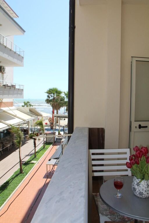 Jepet me Qera Apartament 1+1 Ne Plazh Hekurudha