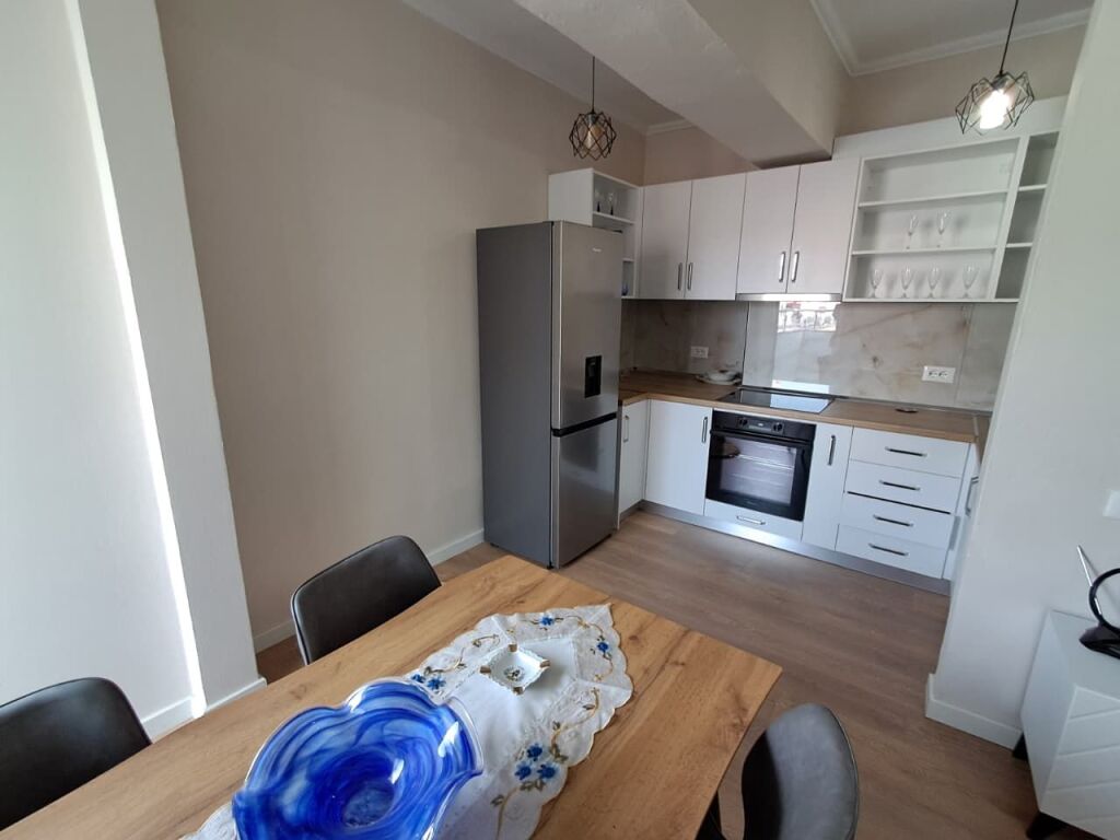 🏡 Jepet me qira apartament 2+1 në qendër të Durrësit, pranë Muzeumit
