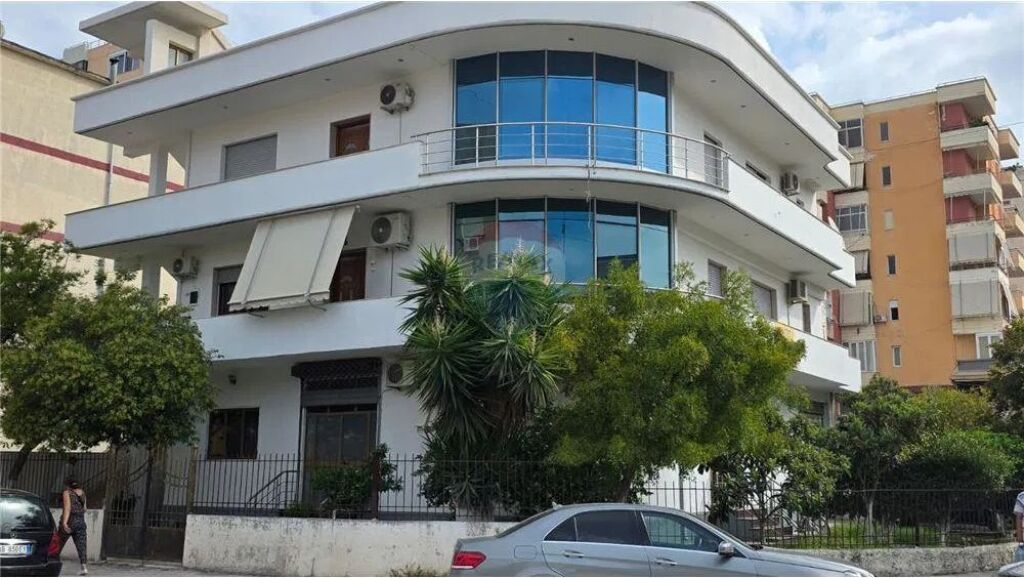 🏡 Vilë 3-Katëshe për Shitje – Pozicion Strategjik në Vlorë