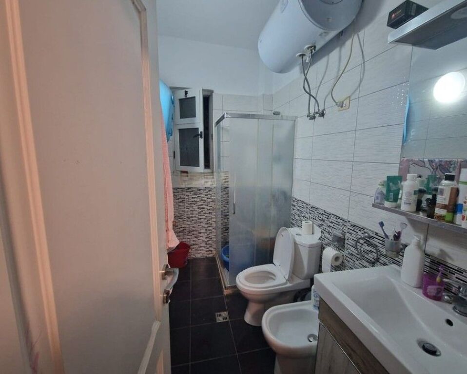 Shitet apartament 1+1 ne rrugen Mine Peza , Tirane.