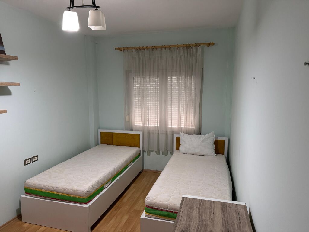 Apartament 2+1 + tualet  Pranë Shkollës Rreze Dritë Sauk