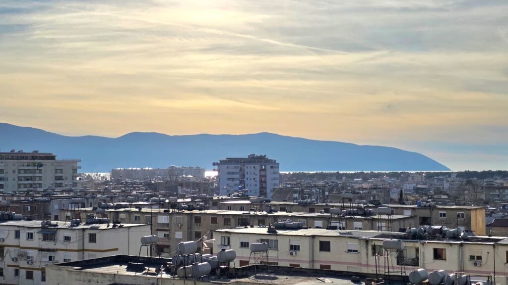 Apartament ne shitje 1+1 prane bar Urban