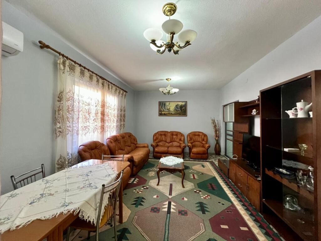 Qira, Shtëpi Private 3-Katëshe “Fresk”, Tiranë.