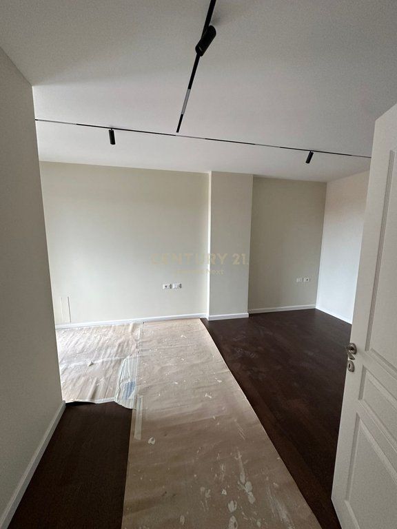 Shitet apartament 2+1+2 me post parkimi – Rezidenca Mirabella 220,000 € Sip. Totale  109m2